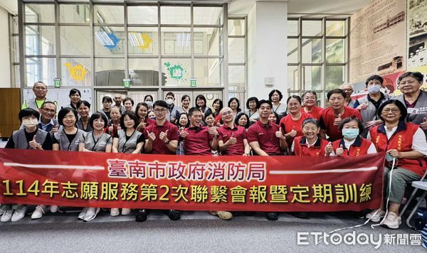 ▲台南市消防志工參與第2次聯繫會報及定期訓練，實地演練CPR及消防裝備操作。（記者林東良翻攝，下同）