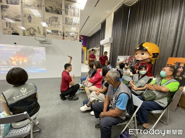 ▲台南市消防志工參與第2次聯繫會報及定期訓練，實地演練CPR及消防裝備操作。（記者林東良翻攝，下同）