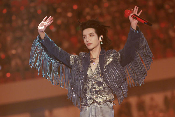 ▲華晨宇開唱舞台疑在悼念于朦朧。（圖／翻攝自微博）