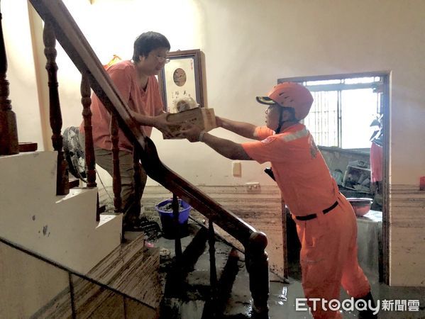 ▲海巡署東部分署集結近百人進入花蓮光復鄉災區救援。（圖／記者張君豪翻攝）