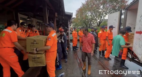 ▲海巡署東部分署集結近百人進入花蓮光復鄉災區救援。（圖／記者張君豪翻攝）