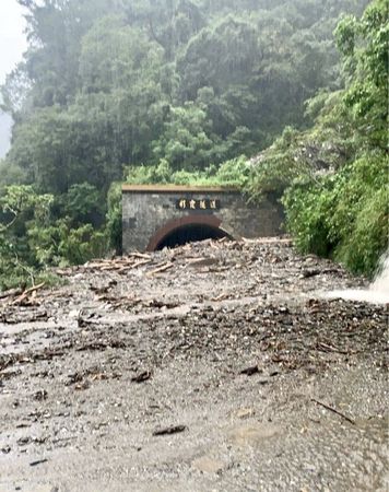▲▼民進黨立委伍麗華指出，海端鄉「霧鹿村」及「利稻村」處於斷路、斷電、斷網。（圖／翻攝自Facebook／伍麗華｜Saidai / Reseres）