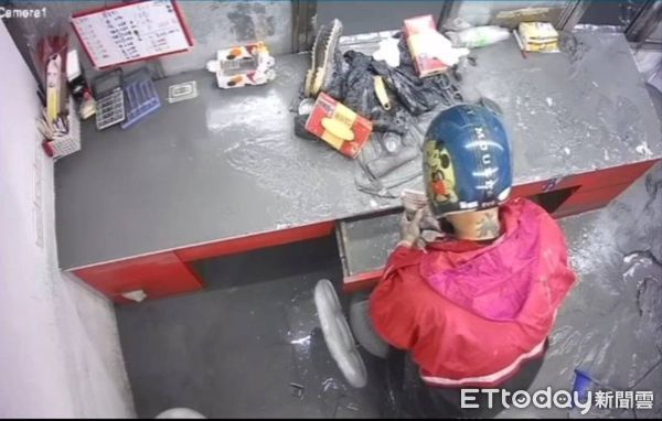 ▲男子趁大家忙於救災潛入檳榔攤偷走4萬現金及其它物品。（圖／鳳林警分局提供，下同）