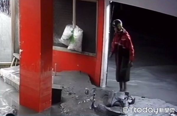 ▲男子趁大家忙於救災潛入檳榔攤偷走4萬現金及其它物品。（圖／鳳林警分局提供，下同）