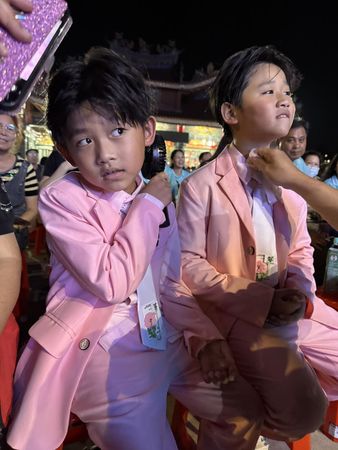 ▲白冰冰(中)與姜太公廟榮譽主委邱創良(右3)、主委邱守德(左3)等人合照。（圖／長興影視）