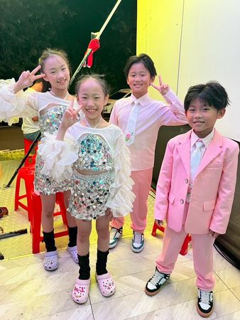 ▲白冰冰(中)與姜太公廟榮譽主委邱創良(右3)、主委邱守德(左3)等人合照。（圖／長興影視）