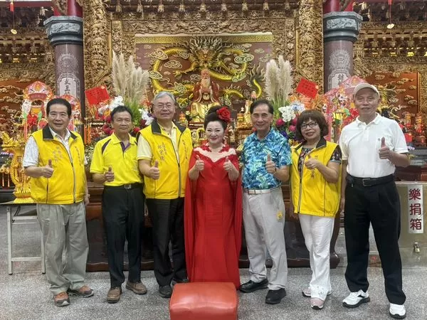 ▲白冰冰(中)與姜太公廟榮譽主委邱創良(右3)、主委邱守德(左3)等人合照。（圖／長興影視）