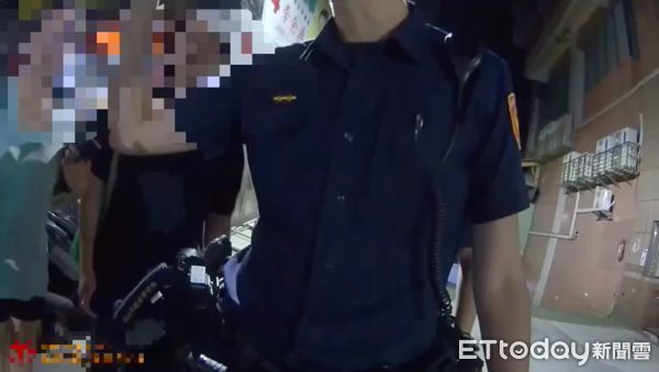 ▲▼三重警方調閱監視器已鎖定犯嫌，警方到場了解情況後安撫男店員情緒             。（圖／記者陳以昇翻攝）