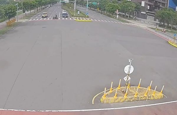 ▲桃園市八德區豐德路、建德路口處24日下午1時許發生機車闖紅燈與直行計程車碰撞，圖為監視器拍下碰撞前瞬間畫面。（圖／八德警方提供）