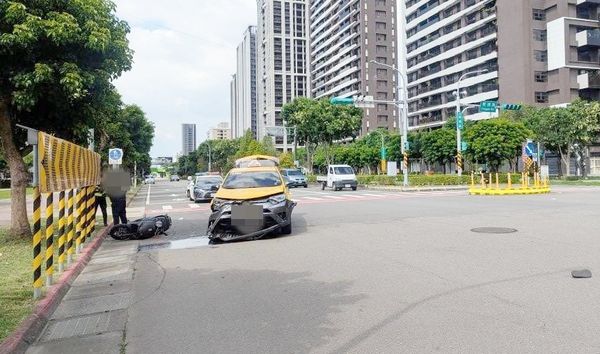 ▲桃園市八德區豐德路、建德路口處24日下午發生機車闖紅燈與直行計程車碰撞，八德警方到場處理。（圖／八德警方提供）