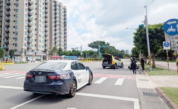 ▲桃園市八德區豐德路、建德路口處24日下午發生事故，八德警方到場處理。（圖／八德警方提供）