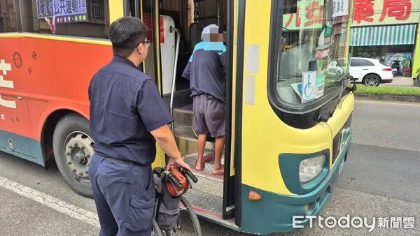 ▲里港警方助許姓阿伯順利搭車返家。（圖／記者陳崑福翻攝）