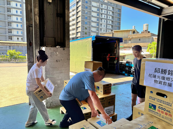 ▲藝人們的愛心用卡車直送花蓮災區。（圖／丫頭IG）