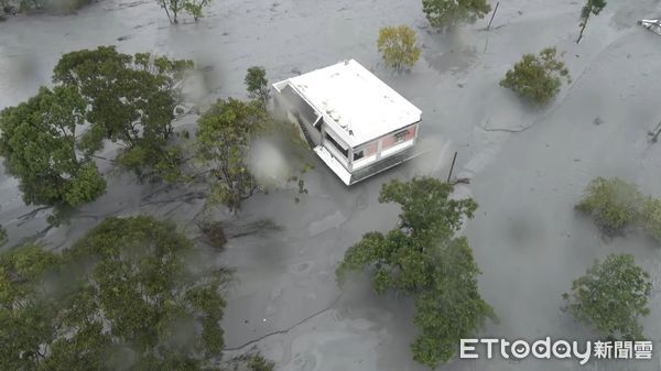 ▲▼宜蘭消防局以無人機為受困7名民眾空投基本補給，降低受困者脫水及體力衰竭風險。（圖／記者游芳男翻攝，下同）