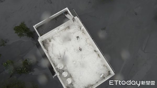 ▲▼宜蘭消防局以無人機為受困7名民眾空投基本補給，降低受困者脫水及體力衰竭風險。（圖／記者游芳男翻攝，下同）