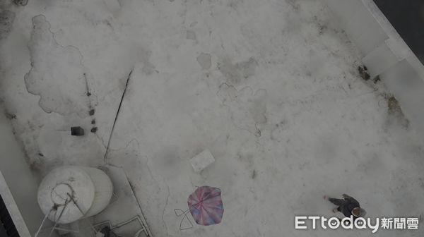 ▲▼宜蘭消防局以無人機為受困7名民眾空投基本補給，降低受困者脫水及體力衰竭風險。（圖／記者游芳男翻攝，下同）