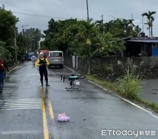 ▲▼宜蘭消防局以無人機為受困7名民眾空投基本補給，降低受困者脫水及體力衰竭風險。（圖／記者游芳男翻攝，下同）