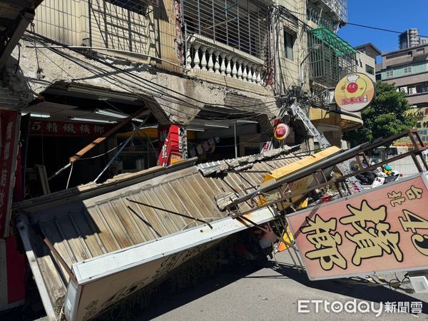 ▲▼蘆洲區彩卷行與檳榔攤招牌掉落             。（圖／記者陳以昇翻攝）
