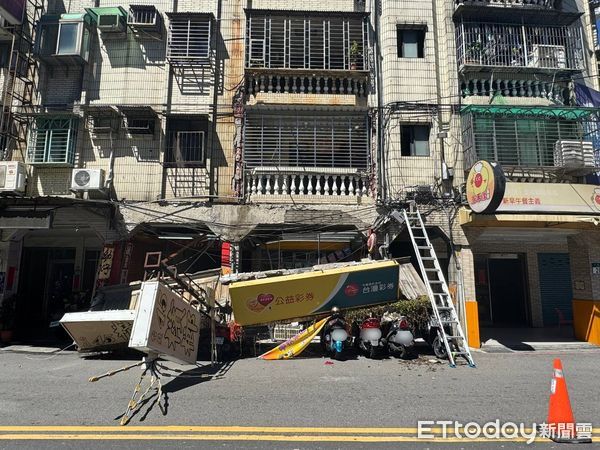 ▲▼蘆洲區彩卷行與檳榔攤招牌掉落             。（圖／記者陳以昇翻攝）