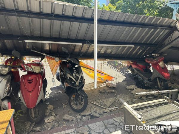 ▲▼蘆洲區彩卷行與檳榔攤招牌掉落             。（圖／記者陳以昇翻攝）