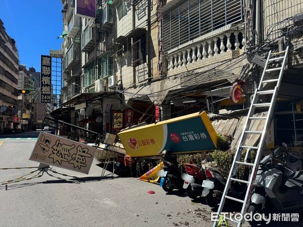 ▲▼蘆洲區彩卷行與檳榔攤招牌掉落             。（圖／記者陳以昇翻攝）