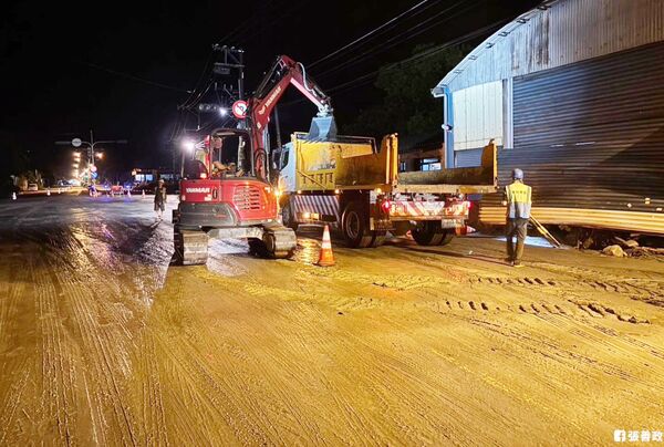 ▲桃園市救災團隊抵達花蓮後隨即投入救災工作。（圖／翻攝自張善政臉書）