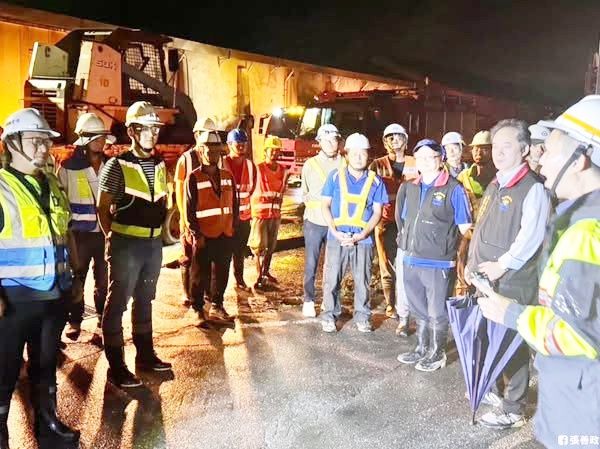 ▲桃園市救災團隊抵達花蓮後，隨即分配任務投入救災行列。（圖／翻攝自張善政臉書）