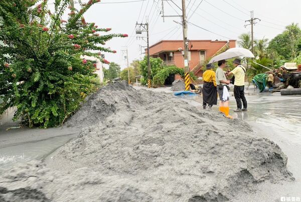 ▲桃園市救災團隊抵達花蓮後立即投入救災工作。（圖／翻攝自張善政臉書）