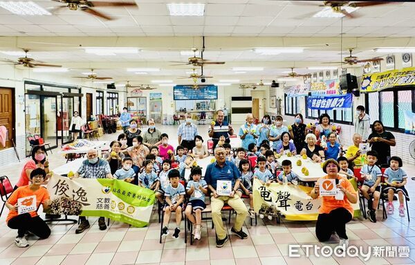 ▲金華社區舉辦青銀共學台語活動，長輩與孩子互動熱絡，共度中秋佳節。（記者林東良翻攝，下同）