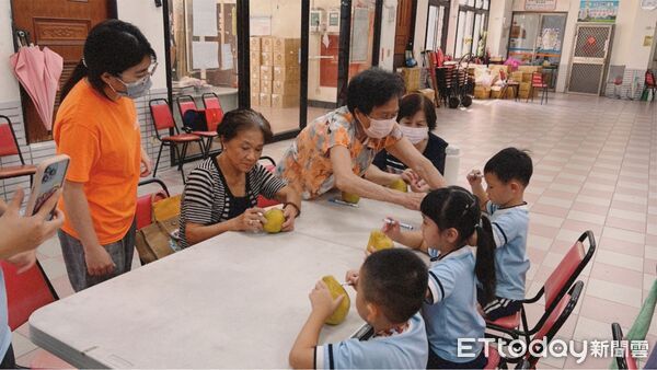 ▲金華社區舉辦青銀共學台語活動，長輩與孩子互動熱絡，共度中秋佳節。（記者林東良翻攝，下同）