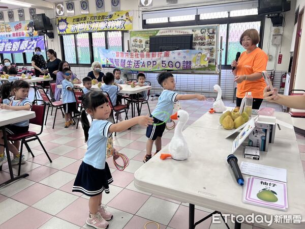 ▲金華社區舉辦青銀共學台語活動，長輩與孩子互動熱絡，共度中秋佳節。（記者林東良翻攝，下同）
