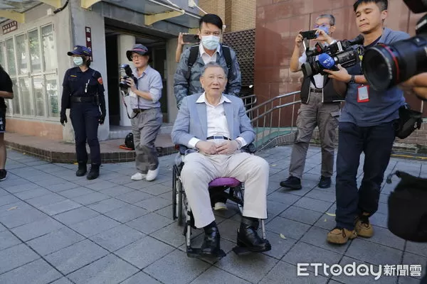 ▲▼台北地院審理京華城案，傳喚柯文哲、應曉薇、沈慶京出庭，面對支持者相挺柯文哲及應曉薇一一向在場小草握手致意。（圖／記者湯興漢攝）