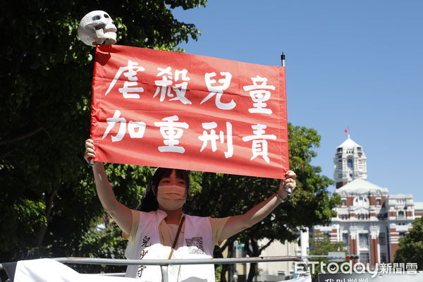 ▲▼幼童愷愷遭虐致死案25日開庭審理社工陳尚潔涉案部分，開庭前台北地方法院門外聚集大批聲援愷愷案的社會團體，台北市議員陳炳甫也到場表達關心。（圖／記者湯興漢攝）