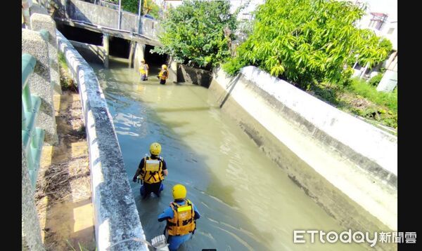 ▲台中女磺溪書院前墜大排，被拉起無呼吸心跳送醫。（圖／民眾提供）