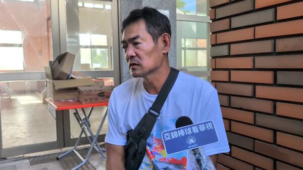 ▲劉先生提到過世的媽媽忍不住哽咽，自責沒有將媽媽一起救出來，也氣憤根本沒有收到撤離通知。（圖／地方中心翻攝）