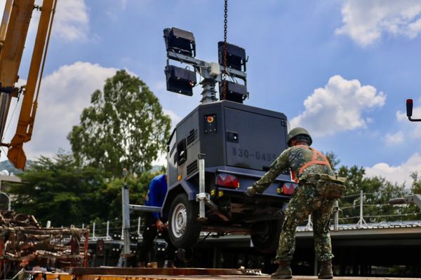 ▲52工兵群執行照明尾車上板作業。（圖／十軍團提供）