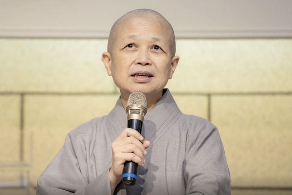 法師釋昭慧近日因主張「拒領普發1萬」成為討論焦點。（翻攝自真光福音教會臉書）