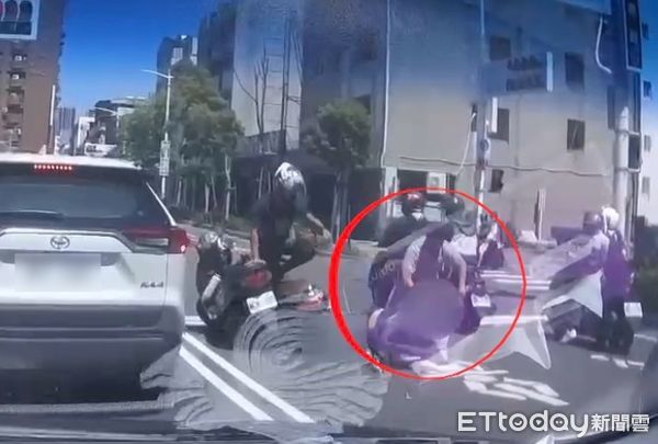 ▲▼警方與民眾在馬路上合力逮捕涉嫌竊盜的張姓男子。（圖／記者吳世龍翻攝）