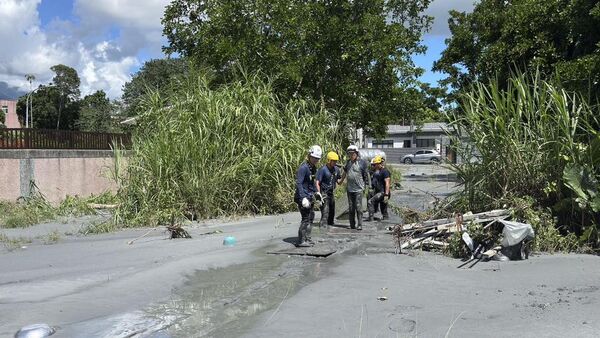高雄特搜人員協助3人與1隻狗狗撤離。（圖／翻攝自高雄市動物保護處粉絲團）