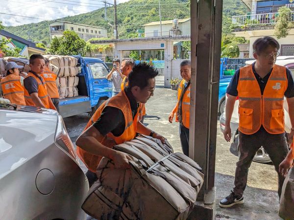 ▲▼民進黨志工隊赴花蓮救災。（圖／民進黨提供）