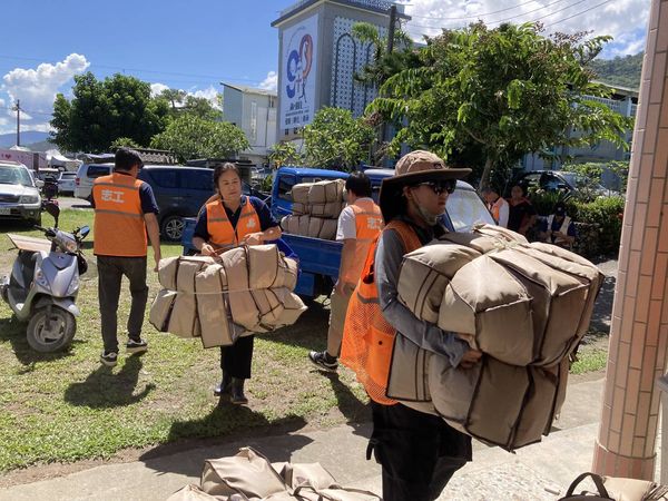 ▲▼民進黨志工隊赴花蓮救災。（圖／民進黨提供）