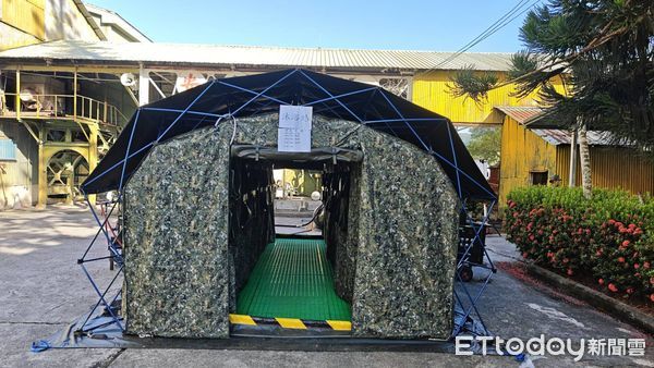 ▲▼國軍出動6組新式「野戰移動沐浴機」供災民與救災人員使用　             。（圖／記者陳煥丞攝）