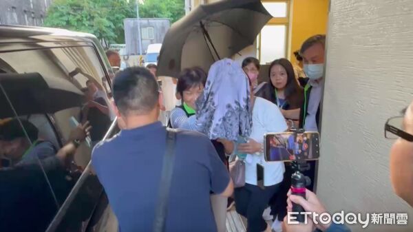 ▲▼犯保協會新北分會使用雨傘阻擋媒體採訪             。（圖／記者陳以昇攝）