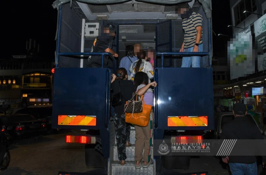 ▲▼按摩院暗藏春色！「鴛鴦浴」套餐月入破百萬。（圖／馬來西亞移民局）