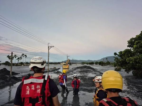 ▲▼警消在短時間內面對大規模撤離挑戰，壓力巨大。（花蓮縣消防局提供）