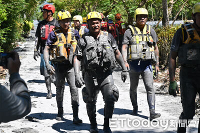 馬太鞍溪堰塞湖溢流14死22失聯 救災英雄身上的淤泥曬成泥沙