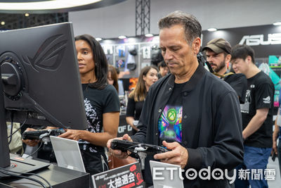 直擊／微軟遊戲CEO Phil Spencer「突襲」東京電玩展ROG攤位