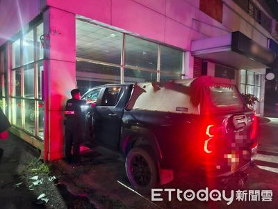 高雄皮卡深夜撞進汽車修理廠！　駕駛「滿身酒氣」遭送辦