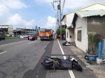 彰化2機車巷口擦撞！騎士險被砂石車輾過　驚險逃劫畫面曝光
