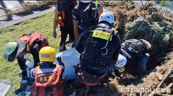 ▲快訊／冥冥中有指引！台中特搜花蓮救災　拜完土地公「草叢驚見罹難者」。（圖／台中市消防局提供）